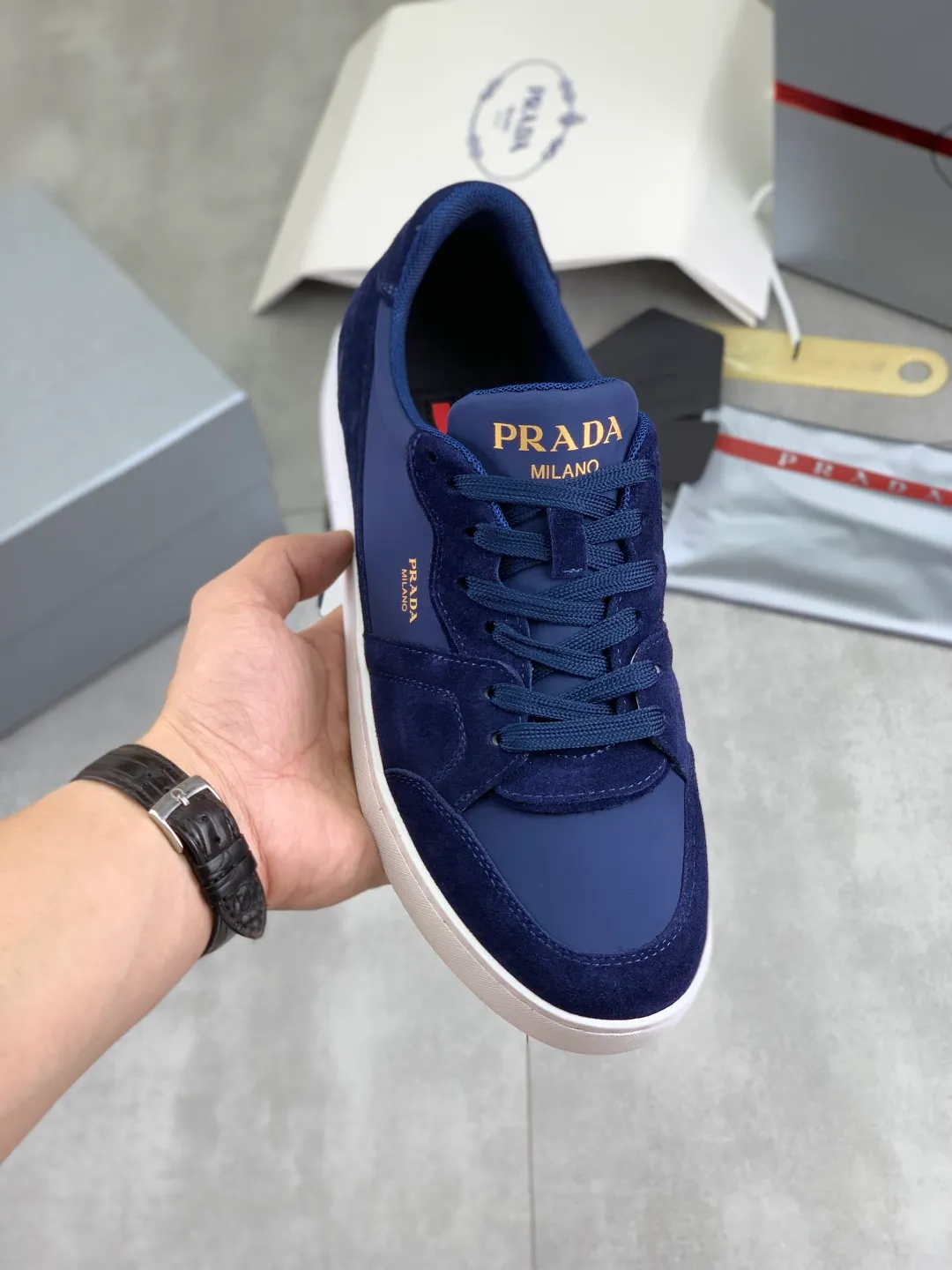 Men's shoes 💰P560💰[New model] The top version is available on the official website, 🆘 The trendy brand (Prada) mainly promotes the popular model, avant-garde and versatile fashionable men's shoes, private version mold opening, cowhide surface splicing 1:1.. Stylish and simple, original imported cowhide lining cowhide feet; the atmosphere and personality are more fashionable, eye-catching and pursuing class. It will subvert the old idea and be a must-have for fashionistas with you! Must keep it for yourself! Tall and comfortable, large and low, high-end quality workmanship. Official website’s new high-end outsole. Size: 38-45. Multiple colors available.